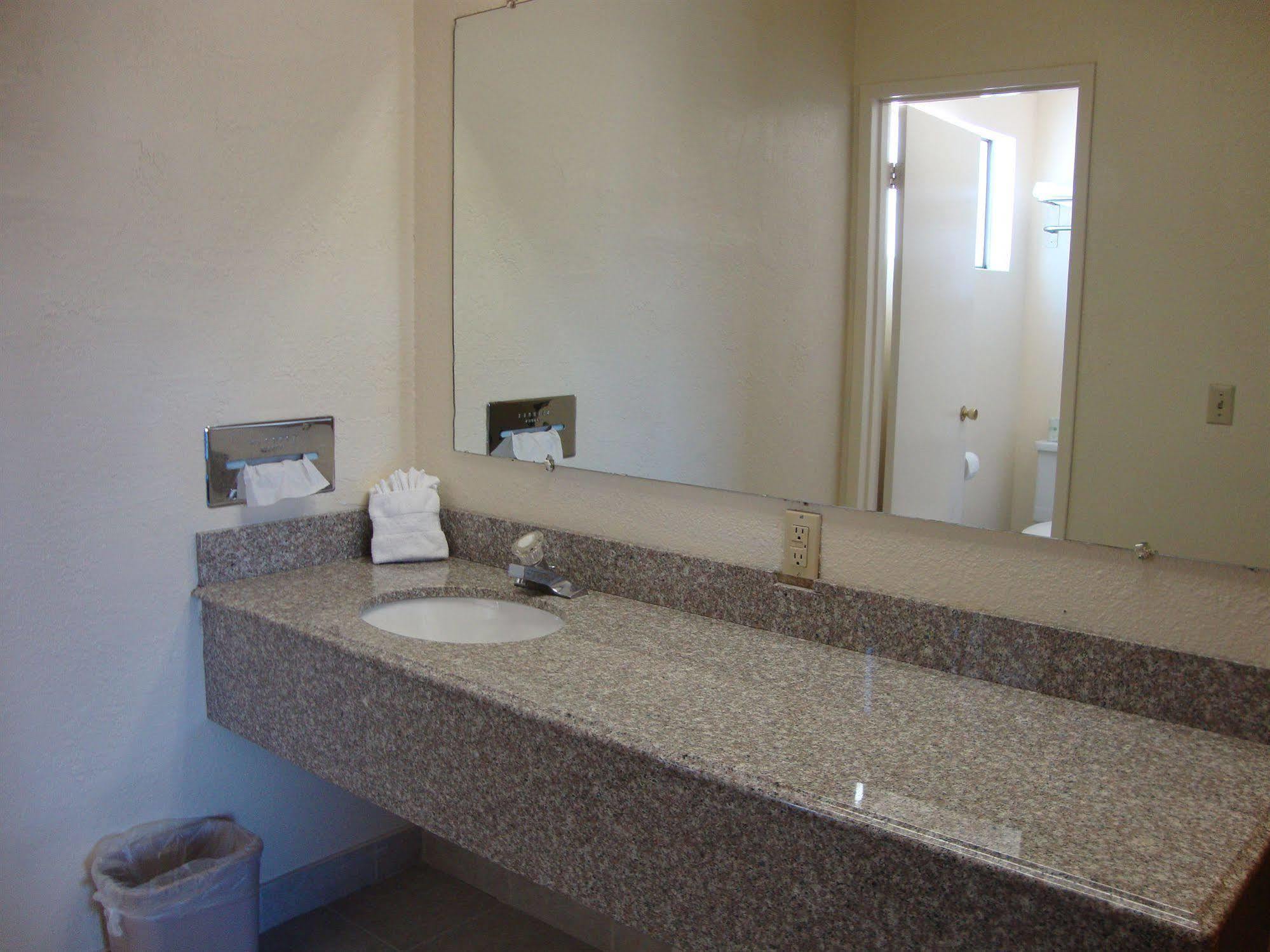 ميدفورد Pine Tree Inn المظهر الخارجي الصورة